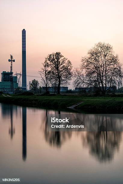 Riflesso Della Centrale Idroelettrica E Alberilunghe Esposizioni - Fotografie stock e altre immagini di Acqua