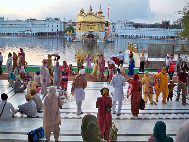 pèlerins au golden temple - india golden temple sikhism temple photos et images de collection