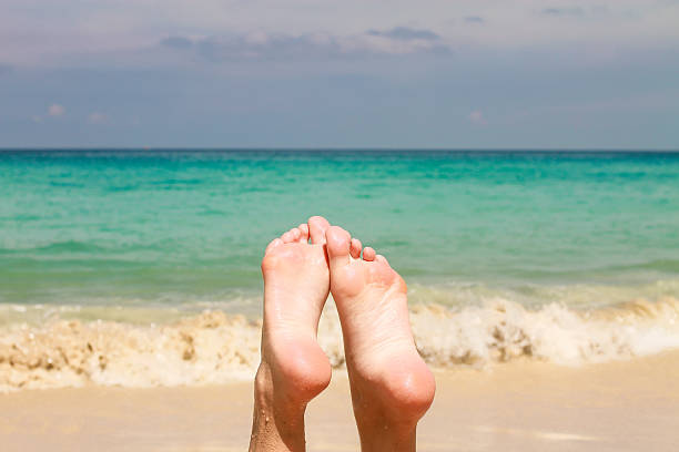 istock Women's beautiful legs background the turquoise water 484345981
