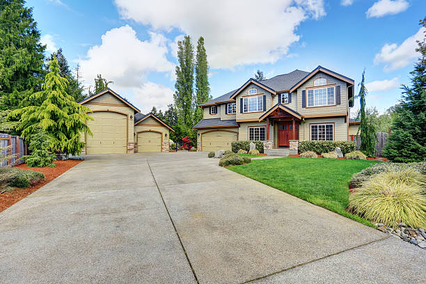 istock Luxurious home with large driveway. 484346488
