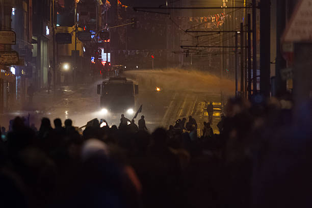 protestations en turquie - water cannon photos et images de collection