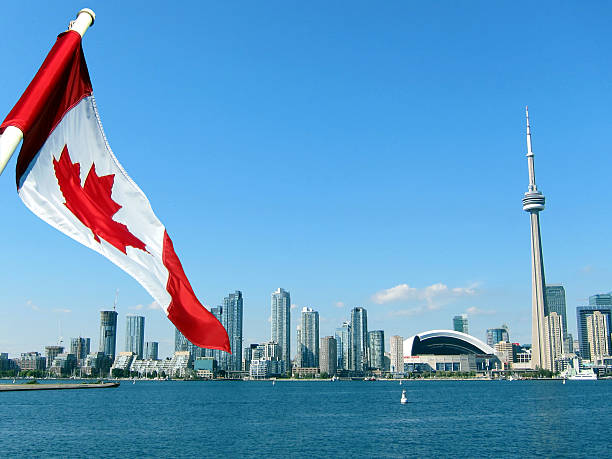 cn tower in toronto - canadian flag fotos stock-fotos und bilder
