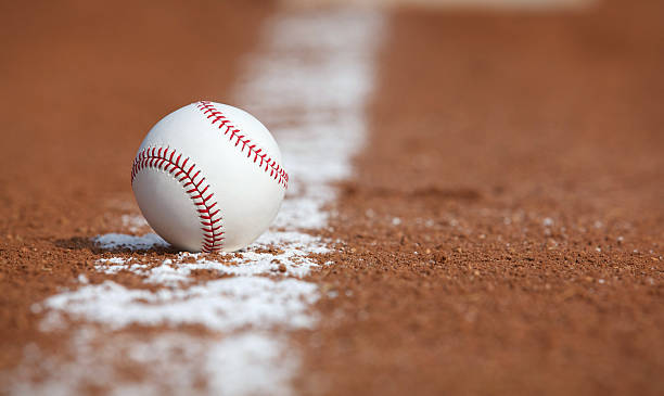 il baseball infield di linea di gesso - high school baseball foto e immagini stock