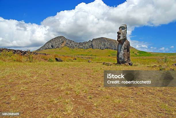 Moai Em Rano Raraku Pedreira Na Ilha De Páscoa - Fotografias de stock e mais imagens de América Latina - América Latina, Anel de Fogo do Pacífico, Ao Ar Livre