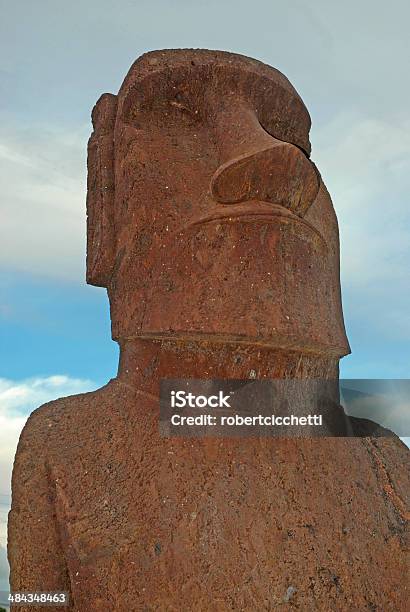 Statua Moai Esistente In Pietra Dellisola Di Pasqua Polinesia Cile - Fotografie stock e altre immagini di Ambientazione esterna