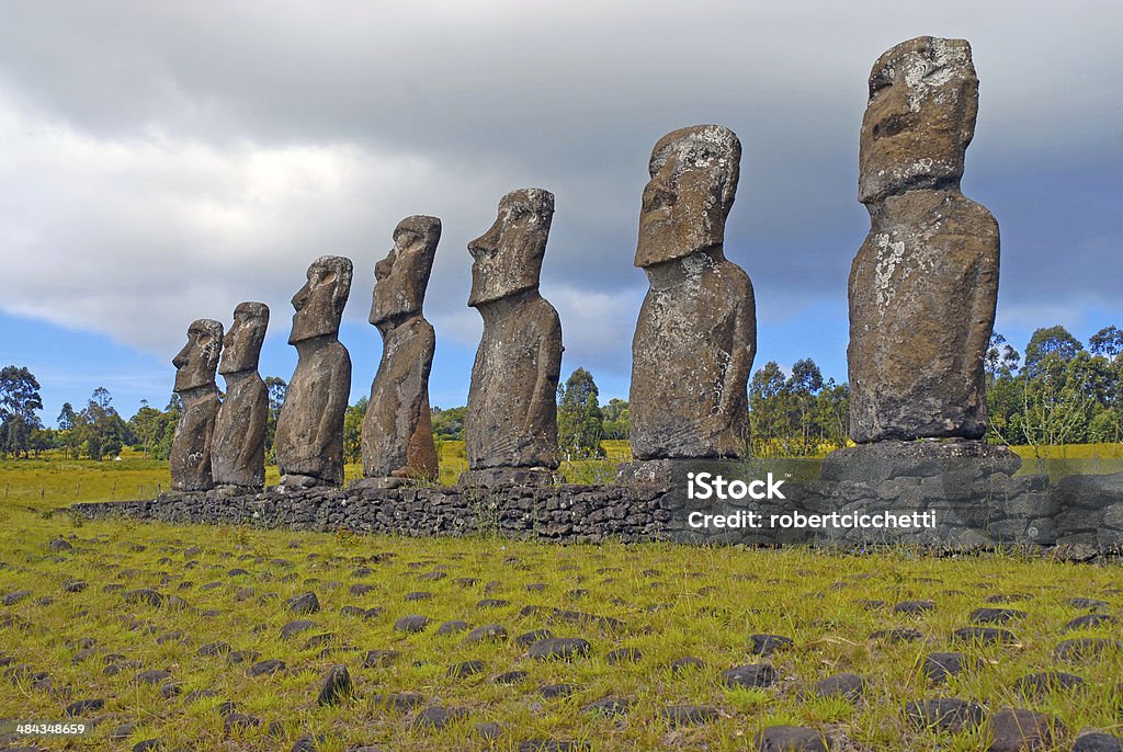 モアイ像の石ラパヌイ-イースター Island ,チリ - アブラナ科のロイヤリティフリーストックフォト