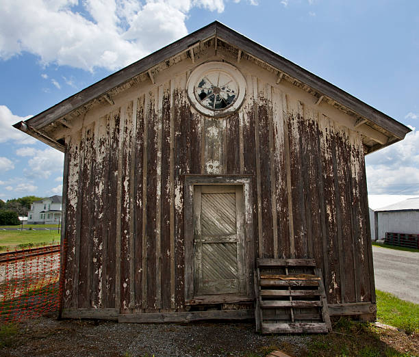 istock Abandoned Vintage Railway Station 484363720