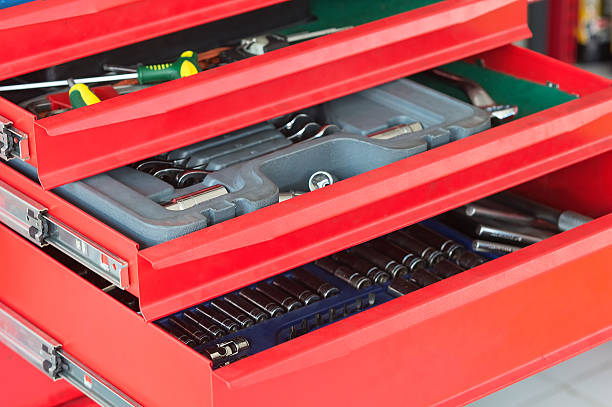 caja de herramientas roja, armario - storage compartment garage storage room warehouse fotografías e imágenes de stock