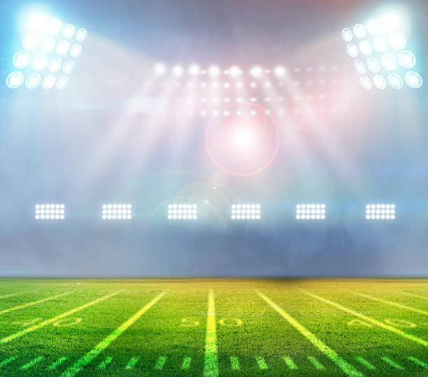 освещённый прожектором, пустой футбольный стадион - soccer field flash стоковые фото и изображения