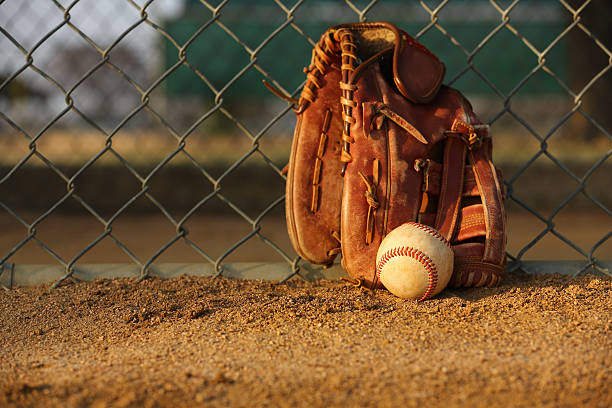 Luva de basebol e contra a vedação - fotografia de stock