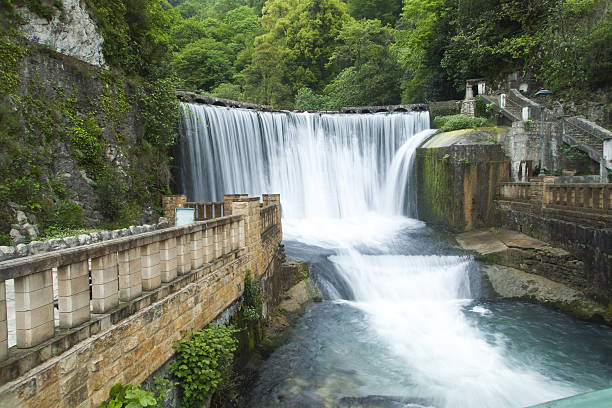 падает на реку - waterfall river stream mountain стоковые фото и изображения
