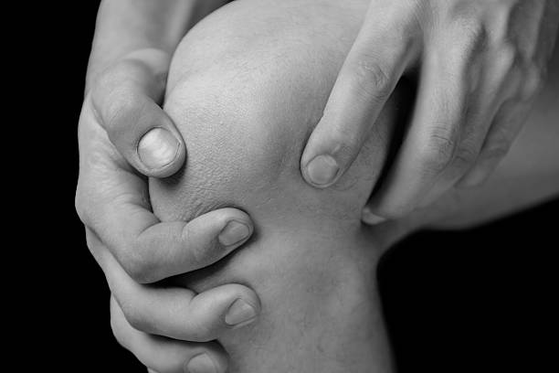 istock Pain in the male knee 484377563