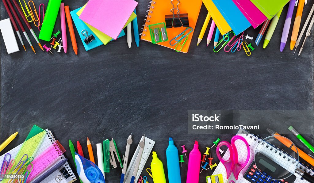 Escola e suprimentos de escritório de fronteira no quadro-negro duplas - Foto de stock de Material escolar royalty-free
