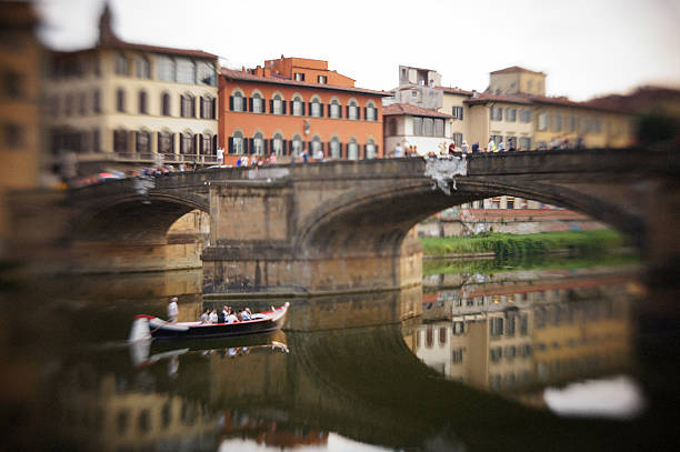 tourists'barco a remo em florença, itália - lensbaby - fotografias e filmes do acervo