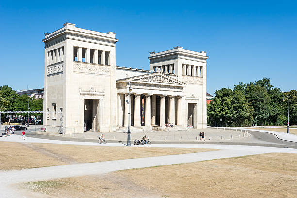 turista na königsplatz em munique - propylaeen imagens e fotografias de stock