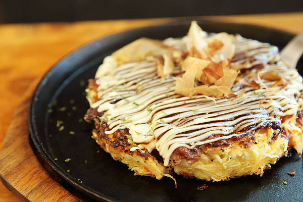 일본 음식 가장 사랑하는 오코노미야키, 분재 피자 - okonomiyaki 뉴스 사진 이미지