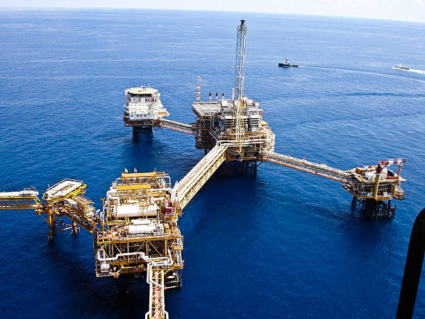 istock Rigs offshore Oil refinery 484390810