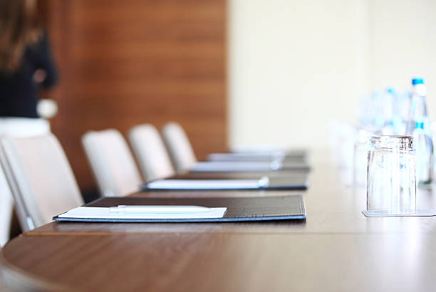 vuoto primo piano di una sala conferenze prima del meeting - boardroom chairs foto e immagini stock