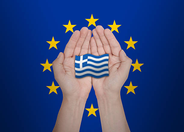 手を保護し、ヨーロッパの国旗のギリシャ - flag greece european union flag coat of arms ストックフォトと画像