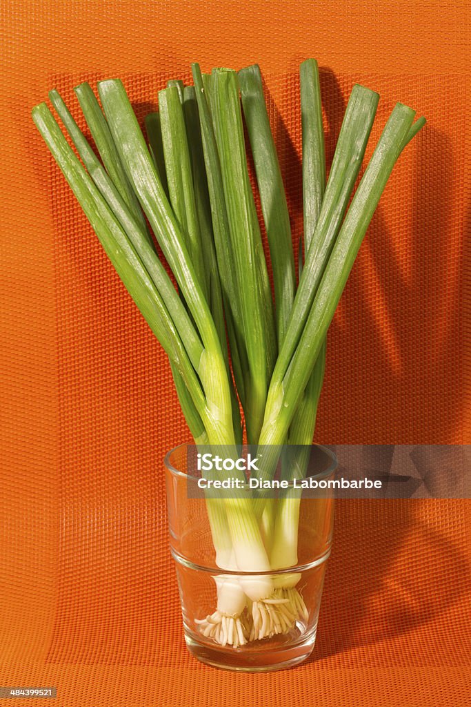 Cebola Verde em um vidro sobre Fundo Colorido - Royalty-free Alimentação Saudável Foto de stock