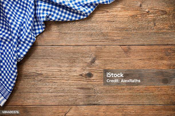 Tischdecke Auf Holztisch Stockfoto und mehr Bilder von Serviette - Serviette, Blau, Holz
