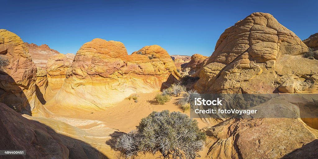 Desierto canyon wilderness panorama oscilación de arenisca estratos Arizona, Utah, EE.UU. - Foto de stock de Acantilados de Vermilion libre de derechos