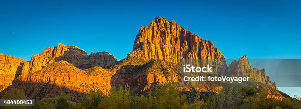 Picos Desertoformação Rochosa Panorama Parque Nacional De Zion Utah - Fotografias de stock e mais imagens de Ao Ar Livre