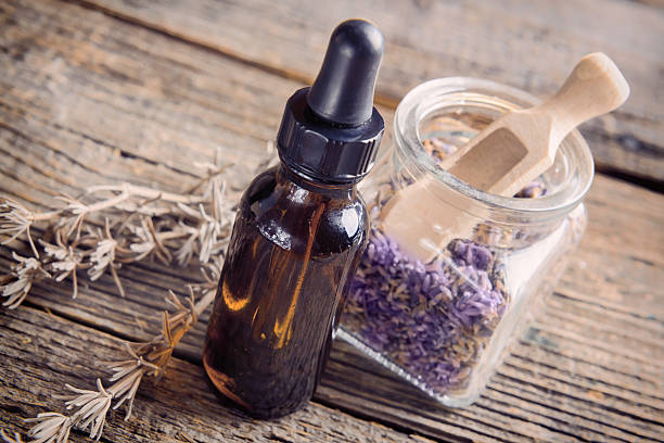 l'huile essentielle de lavande - lavender lavender coloured merchandise spa treatment photos et images de collection