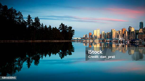 Skyline De Vancouver Waterfront - Fotografias de stock e mais imagens de Parque Stanley - Vancouver - Canadá - Parque Stanley - Vancouver - Canadá, Vancouver, Anoitecer