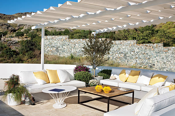 открытый мебель - parasol formal garden furniture sofa стоковые фото и изображения