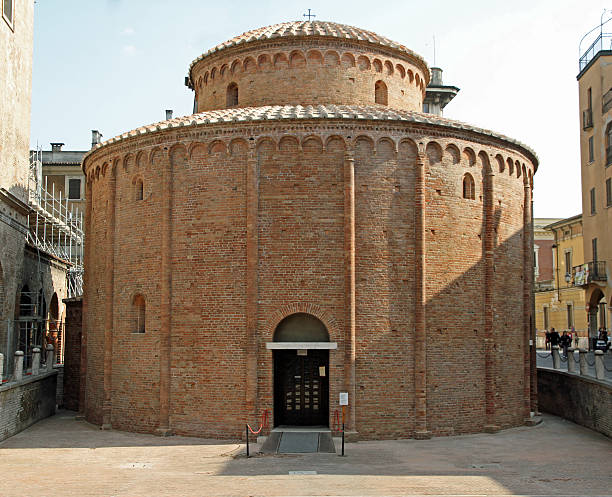 antiga igreja de forma circular românico chamado rotonda di san l - l unesco imagens e fotografias de stock