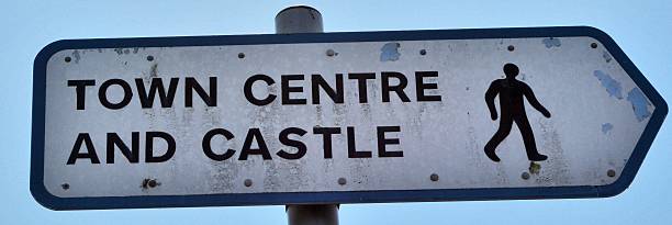 istock Town centre and castle sign 484405099