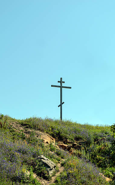 big en bois vieux de croix sur la colline sans nuages sur bleu ciel - god landscape majestic cross photos et images de collection