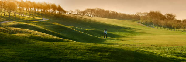 백라이트 골프 코스, 골프 칩절삭 green - golf panoramic golf course putting green 뉴스 사진 이미지