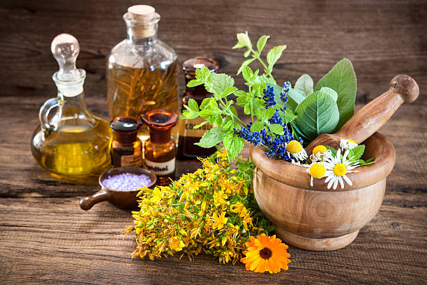 medicina alternativa, medicamentos a base de hierbas - mortar and pestle lavender chamomile herb fotografías e imágenes de stock