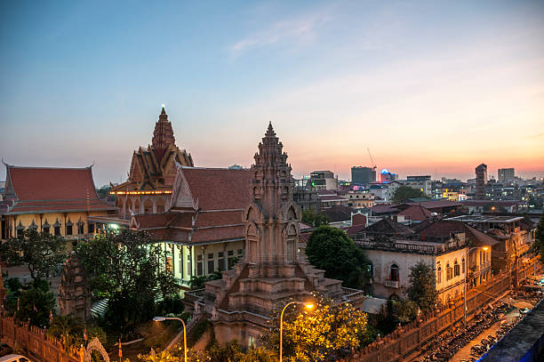 wat ounalom ao pôr-do-sol em phnom penh - phnom penh - fotografias e filmes do acervo