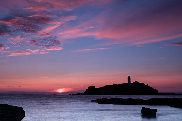 godrevy lighthuse корнуолл на закате - godrevy lighthouse фотографии стоковые фото и изображения