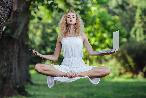 fille levitates dans la nature - lotus position audio photos et images de collection