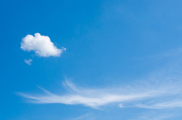wolken in den blauen himmel - storm cloud stratosphere overcast four seasons stock-fotos und bilder