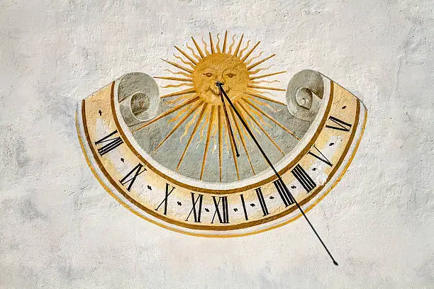 Although nowadays is a rarity, a time sundials tracked on the external walls of buildings facing south were common, as they are visible from a distance and cheaper to build. The dial can simply be painted on the wall or formed on a slab of marble or stone. The gnomon can be a pen of iron or brass, or a tripod of metal for extra strength.