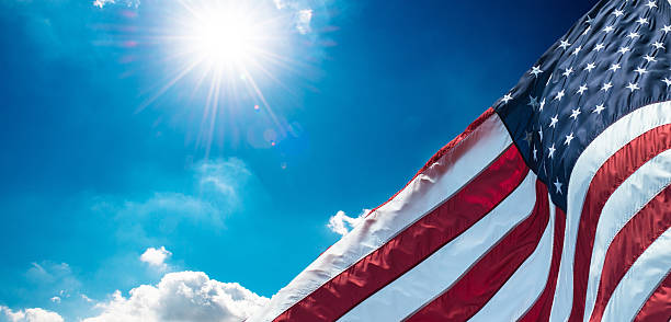 us-flagge winken auf wind - horizontal gestreiften vorhängen stock-fotos und bilder