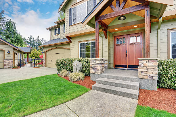 istock Luxurious home with large driveway. 484424312