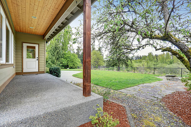 istock Luxurious home with large driveway. 484424318