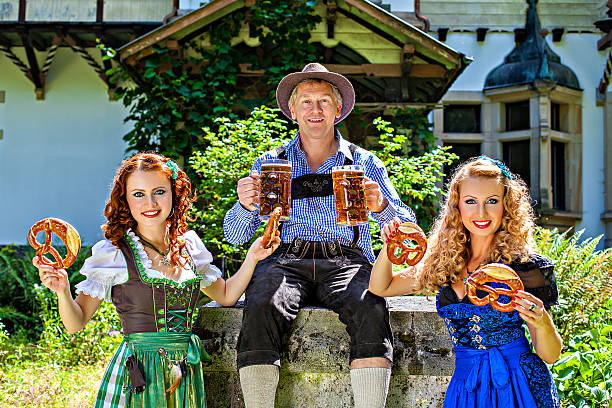 dirndl, bier, brezel, das oktoberfest - historische kleidung stock-fotos und bilder