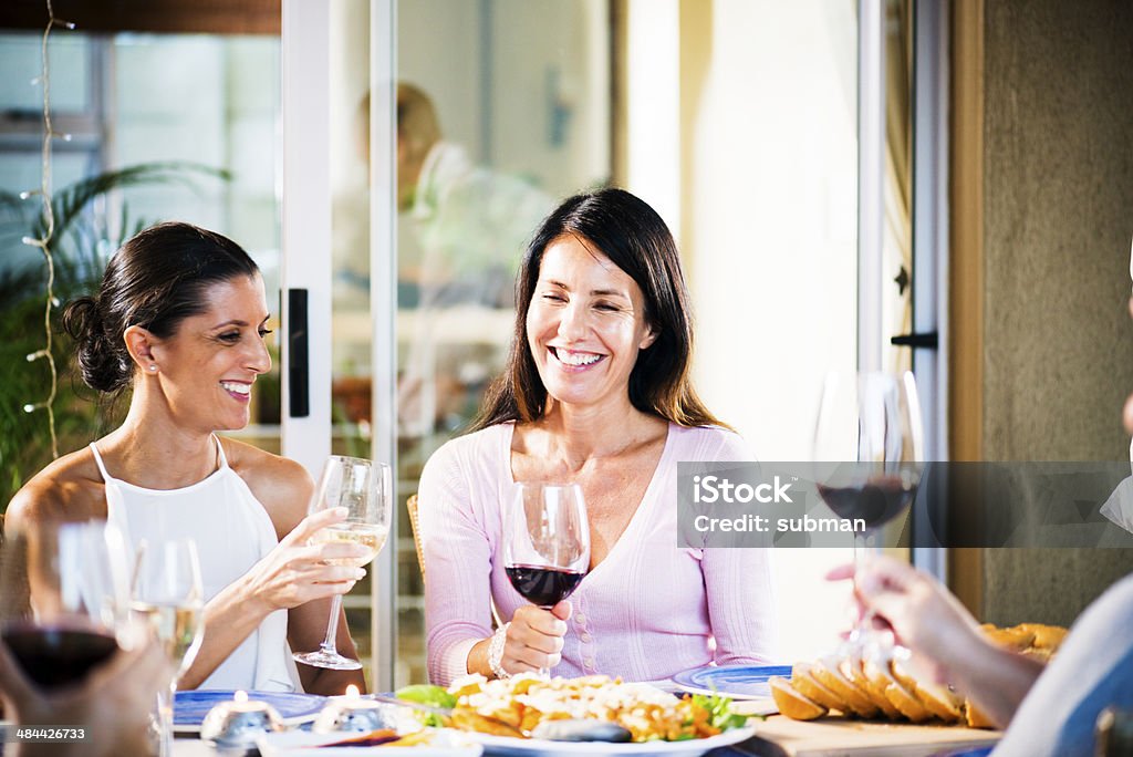 Profitant du vin - Photo de Activité de loisirs libre de droits