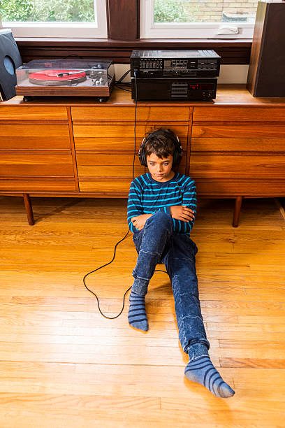 istock Kicking back and enjoying some tunes, old school. 484426914