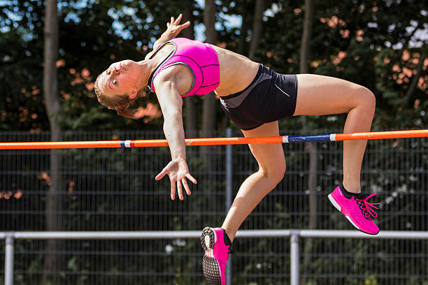 salto de altura de pista y campo - evento de prueba de campo feminino fotografías e imágenes de stock