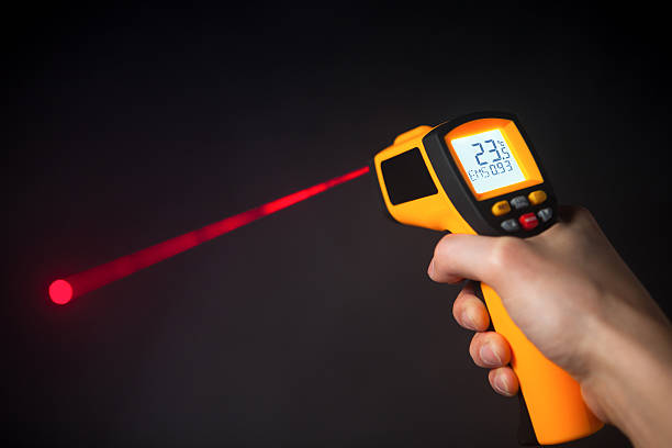 infrared laser thermomètre dans la main - laser work tool projection red photos et images de collection