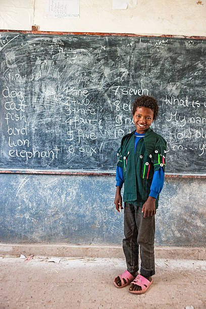 african little boy es el aprendizaje de inglés - education blackboard africa youth culture fotografías e imágenes de stock