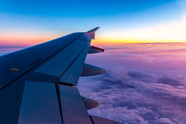classica immagine di ala nuvole e trafori su comercial aereo - window porthole sky cloudscape foto e immagini stock